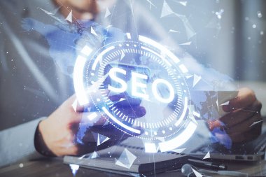 Erkeklerin el ele tutuşup dijital bir cihaz ve seo çizimi kullanırken birden fazla pozlama. arama optimizasyonu kavramı.