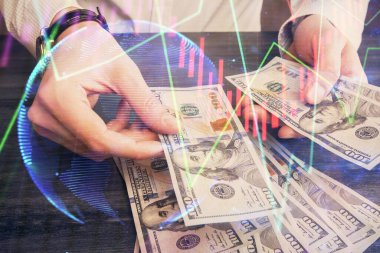 Finansal grafiğe çoklu pozlama hologram, Amerikan dolarları ve insan eli. Analiz kavramı.