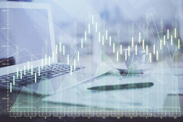 Forex grafikon hologram az asztalon számítógépes háttérrel. Dupla expozíció. A pénzügyi piacok fogalma. — Stock Fotó