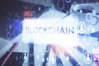 Engelleme zincirine ve kripto ekonomi temalı holograma ve bilgisayar arkaplanlı masaya çoklu maruz kalma. Bitcoin kripto para kavramı.