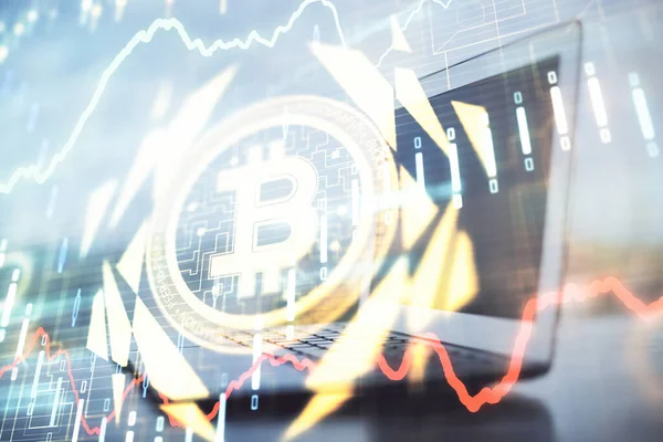 Engelleme zincirine ve kripto ekonomi temalı holograma ve bilgisayar arkaplanlı masaya çoklu maruz kalma. Bitcoin kripto para kavramı.