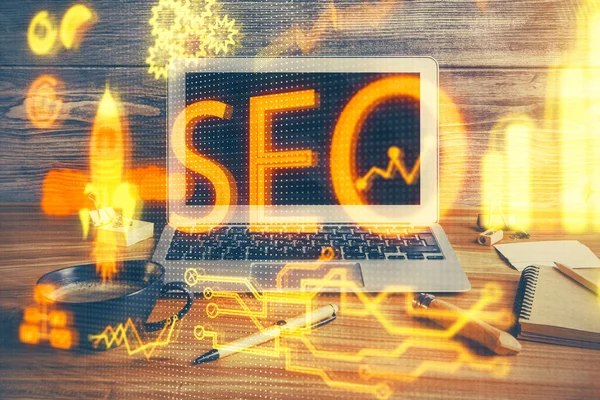 Двойная экспозиция таблицы с компьютером и хэштегом SEO. Концепция оптимизации поиска. — стоковое фото