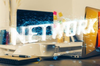 Masaüstü bilgisayar ve teknoloji temalı holograma çoklu maruz kalma. Yazılım geliştirme kavramı.