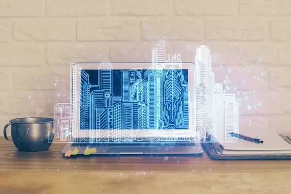 Настільний комп'ютер фону в офісних і великих міських будівлях голограма малюнок. Подвійна експозиція. Концепція розумного міста . — стокове фото