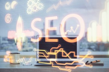 Bilgisayar ve seo çizim hologramı olan çok katmanlı bir tablo. Arama optimizasyon kavramı.