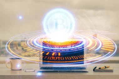 Engelleme zinciri ve kripto ekonomi temalı hologram ve bilgisayar geçmişi olan bir masa. Bitcoin kripto para kavramı.