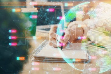 Dünya haritası hologramı ve veri tema simgeleriyle notlar alan ellerin çifte pozlanması. Küresel bilgisayar verisi kavramı.