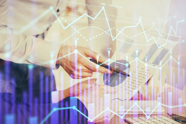 Grafico di trading finanziario doppia esposizione con sfondo desktop uomo. — Foto Stock