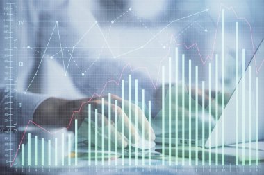 Arka planda bilgisayarda çalışan bir adamla ön x grafiğine iki kez maruz kalıyoruz. Pazar analizi kavramı.