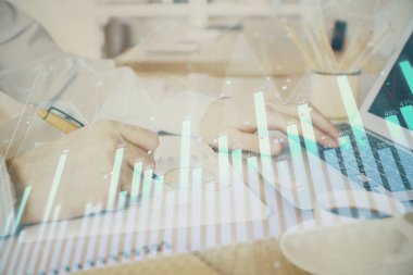 Arka planda dizüstü bilgisayar üzerinde çalışan adam ile borsa grafiği çoklu pozlama. Finansal analiz kavramı.