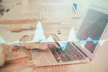 Arka planda dizüstü bilgisayar üzerinde çalışan adam ile borsa grafiği çift pozlama. Finansal analiz kavramı.