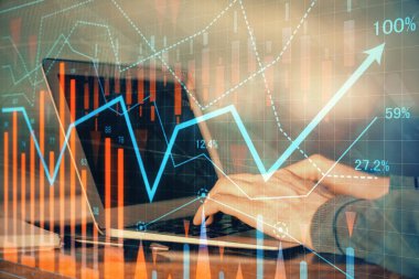 Arka planda dizüstü bilgisayar üzerinde çalışan adam ile borsa grafiği çift pozlama. Finansal analiz kavramı.
