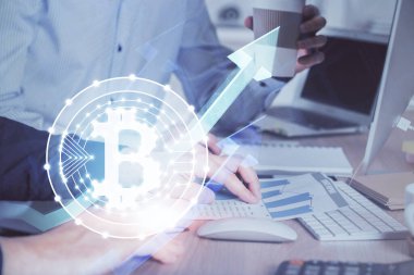 Şifreli para birimi temalı hologram ve iş adamı arka planda bilgisayar üzerinde çalışıyor. Engelleme zinciri kavramı. Çoklu pozlama.