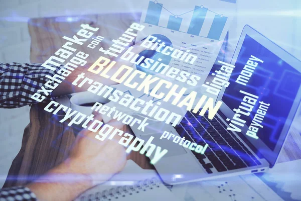 Crypto moneda tema holograma con el hombre de negocios que trabaja en la computadora en segundo plano. Concepto de blockchain. Doble exposición . — Foto de Stock