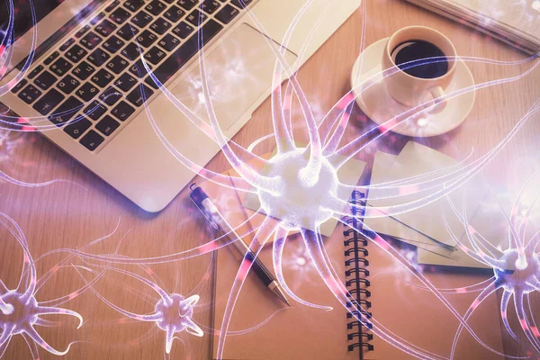 Masaüstü arkaplanındaki bilgisayarın üzerinde nöron hologramı çizimleri. Üst Manzara. Çoklu maruz kalma. Eğitim kavramı.