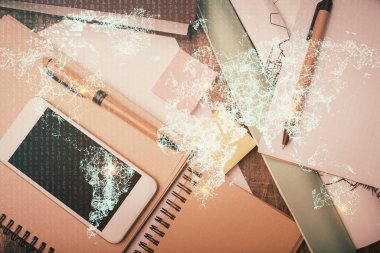 Sosyal ağ temalı çizimlerin telefon üzerinden çifte pozlandırılması. Üst Manzara. Kavram bağlayan insanlar.