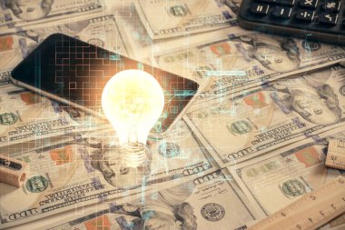 Arka planda Amerikan Doları 'na çekilen ampulün iki katı yansıması. Fikir kavramı.