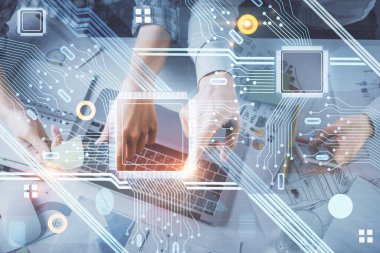 Kadın ve erkeğin birlikte çalışması ve veri temalı hologram çizimi. Bilgisayar arkaplanı. Üst Görünüm.