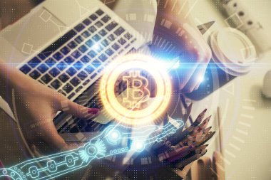 Bilgisayarda ve kripto piyasa temalı hologram çizimlerinde kadın elinin çifte pozu. Engelleme zinciri kavramı.