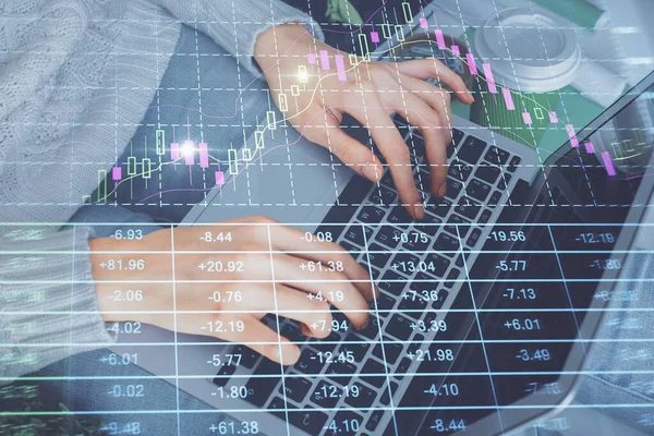 Doppia esposizione delle mani della donna che scrivono sul disegno dell'ologramma del grafico del forex e del computer. Concetto di investimento in borsa. — Foto Stock