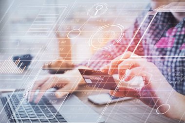Elinde kredi kartı ve veri teması çizimi olan bir adamın ellerine iki kez maruz kalmış. E-ticaret ve teknoloji kavramı.