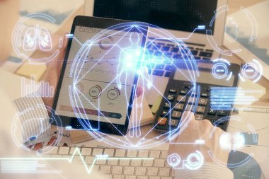 Erkeklerin el ele tutuşmalarının ve telefon ve eğitim teması çizimlerinin çifte pozu.