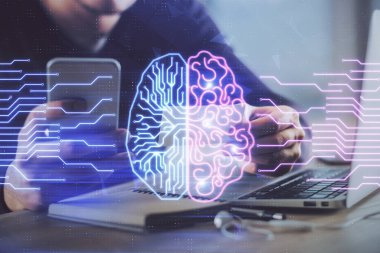 Erkeklerin el ele tutuşup dijital bir cihaz ve beyin hologramı çizimleri kullanırken çift pozlama. Veri kavramı.