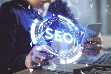 Erkeklerin el ele tutuşup dijital bir cihaz ve seo çizimi kullanırken birden fazla pozlama. arama optimizasyonu kavramı.