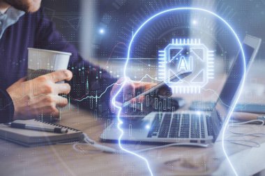 Erkeklerin el ele tutuşup dijital bir cihaz ve beyin hologramı çizimleri kullanırken çift pozlama. Veri kavramı.