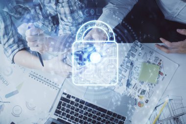 Kilit hologramına çift pozlama ve kadın ve erkek birlikte çalışarak mobil bir cihaz kullanıyorlar. Güvenlik kavramı.