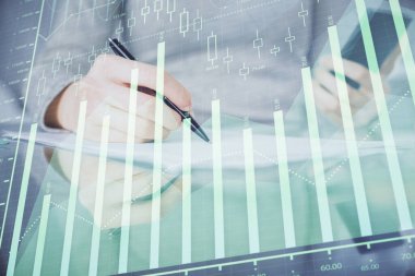 Ön x çizelgesine çift pozlama, hologram çizimi ve cep telefonu kullanan bir kadın. Finansal piyasa kavramı.