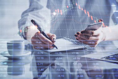 Finansal grafik çizimine çifte maruz kalma hologram ve cep telefonu kullanan bir kadın. Borsa konsepti.