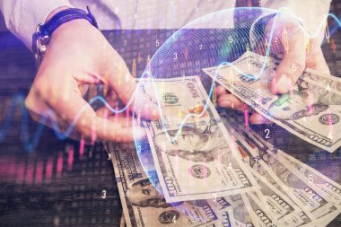 Finansal grafiğe çoklu pozlama hologram, Amerikan dolarları ve insan eli. Analiz kavramı.