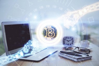 Engelleme zincirine ve kripto ekonomi temalı holograma ve bilgisayar arkaplanlı masaya çoklu maruz kalma. Bitcoin kripto para kavramı.