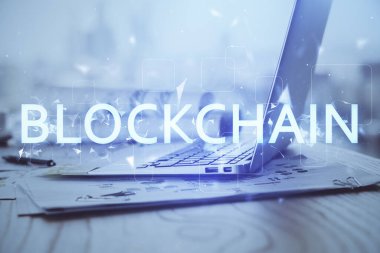 Engelleme zincirine ve kripto ekonomi temalı holograma ve bilgisayar arkaplanlı masaya çoklu maruz kalma. Bitcoin kripto para kavramı.