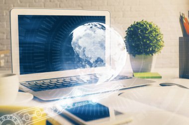 Bilgisayar ve dünya haritası hologramıyla masaüstü çifte pozlama. Uluslararası veri ağı kavramı.