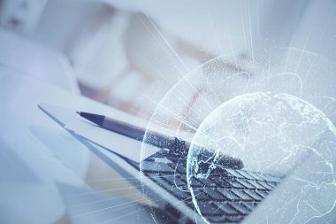 Sosyal ağ hologramıyla birlikte bilgisayar masaüstünde. Çoklu maruz kalma. Uluslararası insan ilişkileri kavramı.