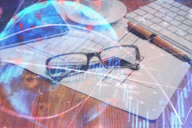 Masa arkasında gözlük olan mali tablo hologramı. İş kavramı. Çift pozlama.