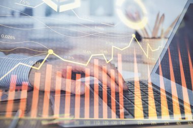 Arka planda dizüstü bilgisayar üzerinde çalışan adam ile borsa grafiği çoklu pozlama. Finansal analiz kavramı.