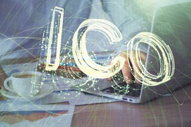 Kripto para tema hologramı arka planda bilgisayar üzerinde çalışan işadamı ile. Blockchain kavramı. Çift pozlama.