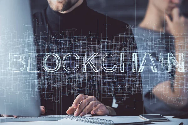 Crypto munt thema hologram met zakenman werkt op de computer op de achtergrond. Concept van blockchain. Dubbele belichting. — Stockfoto