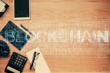 Kripto tema çiziminin çoklu pozu ve çalışma masası üst veiw. İş dünyasındaki engelleme teknolojisi kavramı.