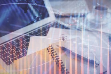 Finans şeması çizimine ve masaüstüne kahve ve masa arkasında eşyalar ile çifte pozlama. Önx piyasa ticareti kavramı