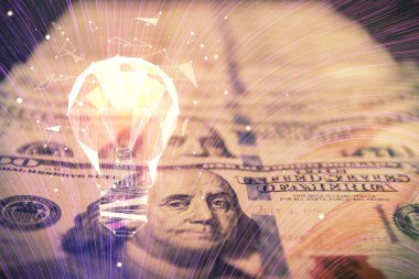 Arka planda Amerikan Doları 'na çekilen ampulün iki katı yansıması. Fikir kavramı.