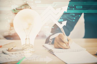 Arka planda not alan insanların üzerine çizim yapan ampullerin çifte pozu. Fikir kavramı