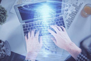 Erkeklerin ellerinin bilgisayar klavyesini ve veri temalı hologram çizimlerini yazarken çift pozlama. Üst Manzara. Teknoloji konsepti.