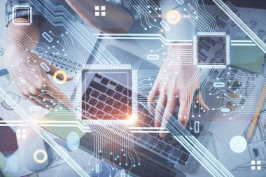 Kadın ve erkeğin birlikte çalışması ve veri temalı hologram çizimi. Bilgisayar arkaplanı. Üst Görünüm.