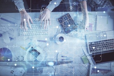 Kadın ve erkeğin birlikte çalışması ve veri temalı hologram çizimi. Bilgisayar arkaplanı. Üst Görünüm.