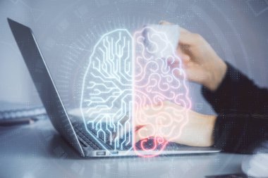 Bilgisayar ve insan beyin hologramı çizimleri üzerinde çalışan kadın ellerine çok maruz kaldı. Ai teknoloji konsepti.