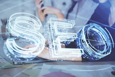 Bilgisayar ve seo hologram çizimleri üzerinde çalışan kadın elleri çift pozlama. internet arama kavramı.